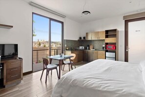 A modern hotel room with a balcony, a dining area, and a kitchenette. - +MS +Suite Loft Moderno +Ubicación Inmejorable (Santiago de Querétaro)