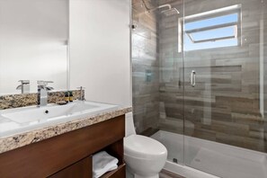Een douche, handdoeken