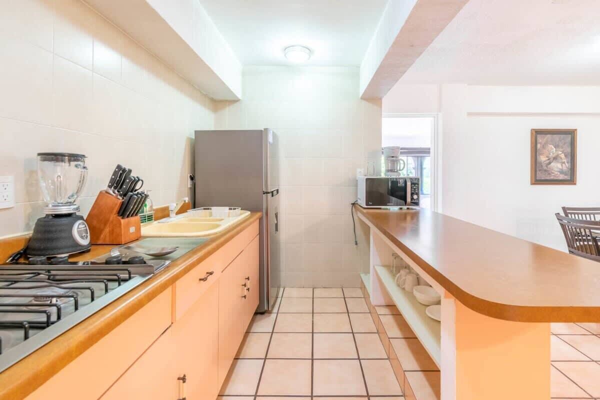 Geladeira, micro-ondas, cooktop, cafeteira/chaleira