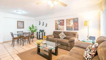 Una televisión, un reproductor estéreo