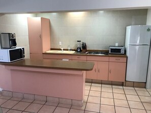 Kjøleskap, mikrobølgeovn, kokeplater og kaffetrakter/tekoker