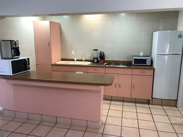 Frigorífico, microondas, placa de cocina y cafetera o tetera