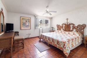 1 dormitorio, tabla de planchar con plancha, wifi y ropa de cama