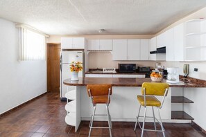 Frigorífico, microondas, horno y placa de cocina