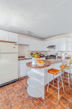 Geladeira, micro-ondas, fogão, cooktop