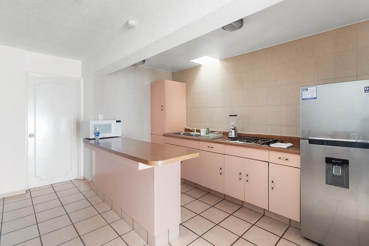 Coffee/tea maker, fridge, microwave, stovetop