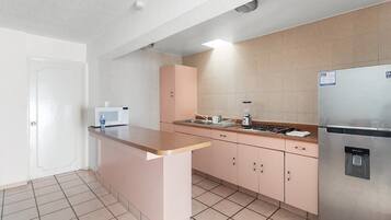 Coffee/tea maker, fridge, microwave, stovetop