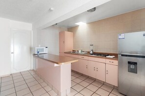 Kühlschrank, Mikrowelle, Herdplatte, Wasserkocher mit Kaffee-/Teezubehör