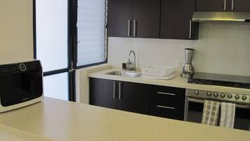 Réfrigérateur, four à micro-ondes, un four, surface de cuisson