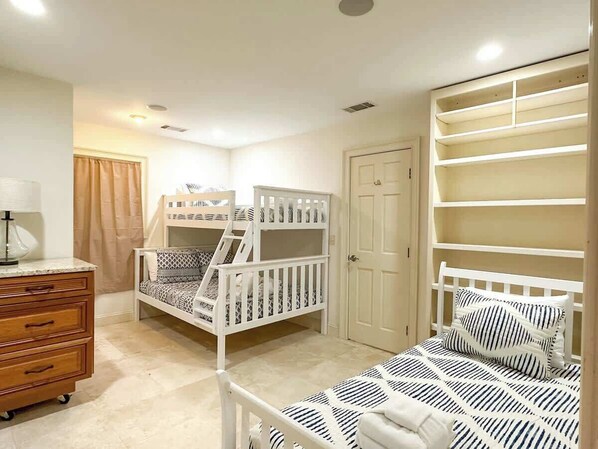 6 bedrooms, iron/ironing board, free WiFi, bed sheets