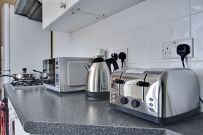 Deluxe Apartment | Private kitchen | Fridge, microwave, oven, stovetop