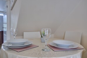 Deluxe Apartment | In-room dining