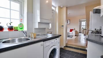 Deluxe Apartment | Dapur peribadi | Peti sejuk, ketuhar gelombang mikro, ketuhar, dapur