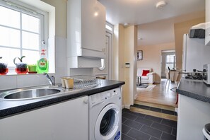 Deluxe Apartment | Private kitchen | Fridge, microwave, oven, stovetop