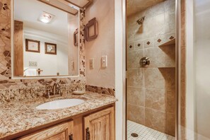 Combined shower/bathtub, hair dryer, towels
