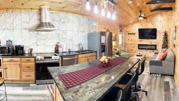 Kylskåp, mikrovågsugn, ugn och spishäll