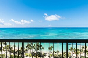 Property grounds - Right on the Ocean | Aston Waikiki Beach Tower 2BOF3 – Pool, Hot Tub & Spa (Honolulu)