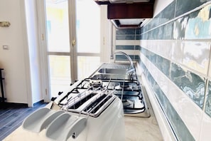 Horno, placa de cocina, tetera/pava eléctrica, utensilios de cocina