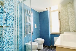 Ducha, secador de pelo, bidet, toallas