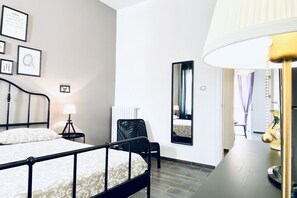 3 habitaciones, tabla de planchar con plancha y acceso a internet