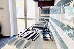 Horno, placa de cocina, hervidor eléctrico y utensilios de cocina