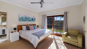 4 bedrooms, iron/ironing board, Internet, bed sheets - Bellbird Escape - Listen to the Bellbirds (Kincumber)