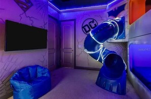 5 bedrooms, iron/ironing board, free WiFi, bed sheets