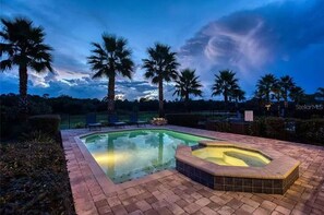 Una piscina al aire libre, una piscina climatizada