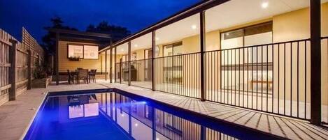 Lämmitetty uima-allas