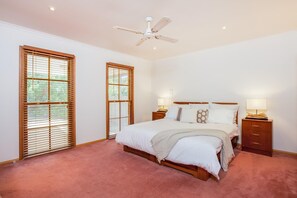 4 多间卧室、熨斗/熨衣板、  床单