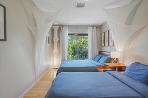 3 chambres, coffres-forts dans les chambres, bureau