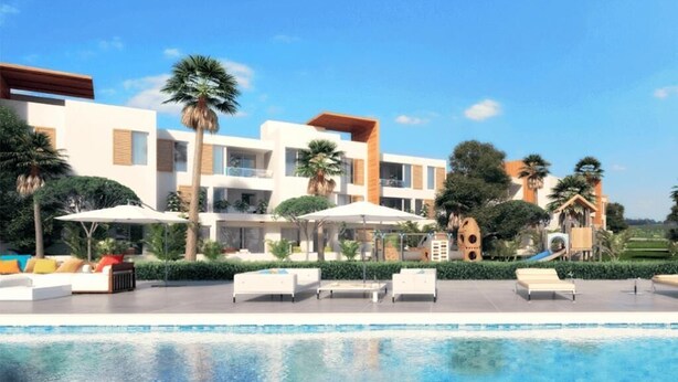Ein modernes Hotel mit Swimmingpool, Außenbereich und Palmen.