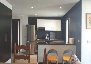 Fridge, oven, stovetop, coffee/tea maker