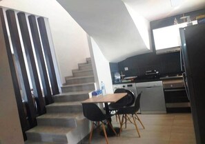 Kjøleskap, ovn, kokeplater og oppvaskmaskin