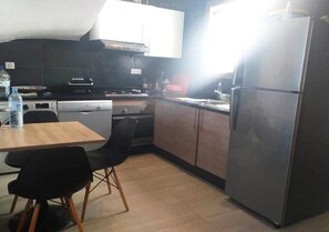 Fridge, oven, stovetop, dishwasher