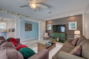 TV - Carolina Beach 1st Floor w/Porch-Walk to Ocean! (Carolina Beach)