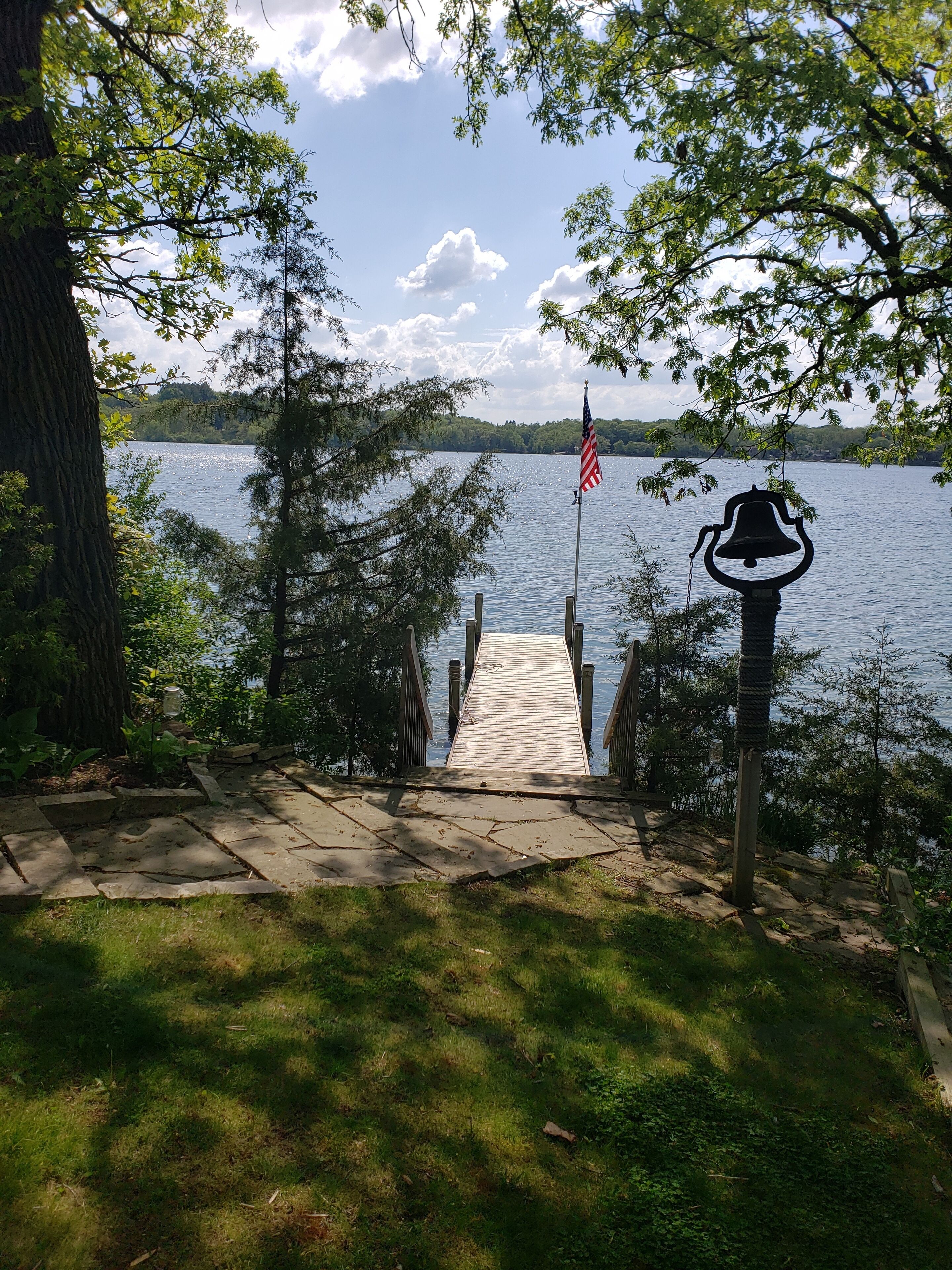 Peaceful & "Pleasant" Lake Retreat on "The Point"