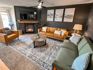 Smart TV y chimenea 