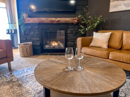 Cozy Renovated Summit Condo – 5-Min Walk to Slopes, Deer Views!