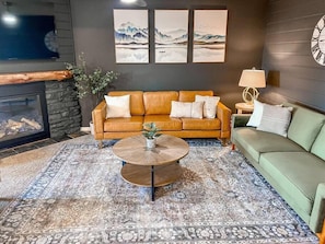 Smart TV, fireplace - Cozy Renovated Summit Condo – 5-Min Walk to Slopes, Deer Views! (Snowshoe)