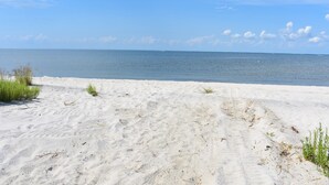 Una playa arenosa con una vista despejada del océano.