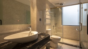 Shower, rainfall showerhead, free toiletries, hair dryer - Canal Dongwang Hotel (Dongguan)