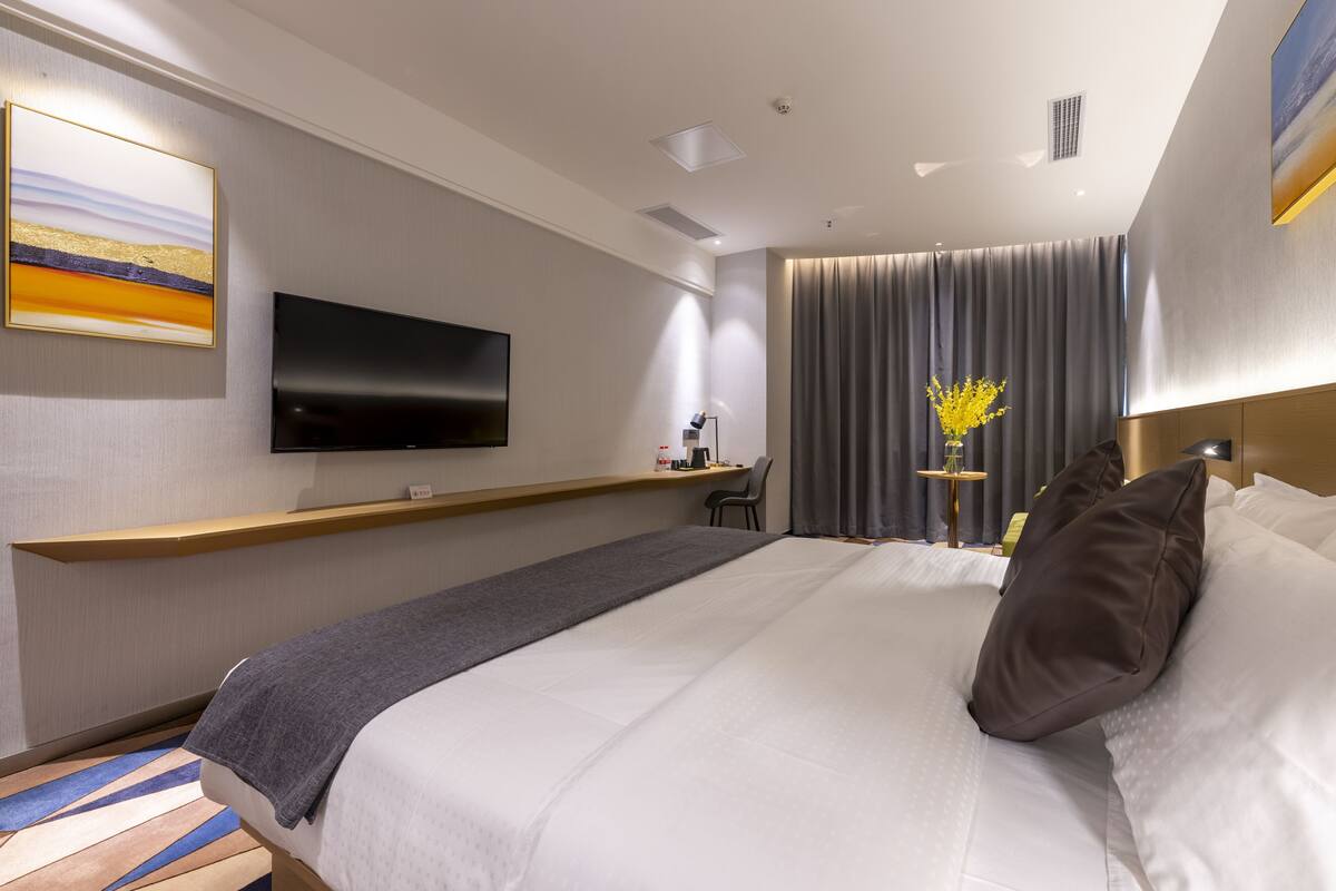 Business Queen Bed Room | Blackout curtains, free WiFi, bed sheets