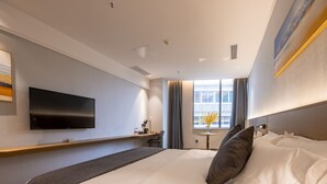 Business Queen Bed Room | Blackout curtains, free WiFi, bed sheets - Canal Dongwang Hotel (Dongguan)