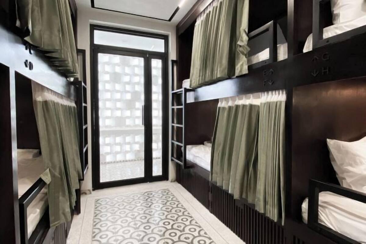 Soundproofing, WiFi (free), individually decorated, bed sheets