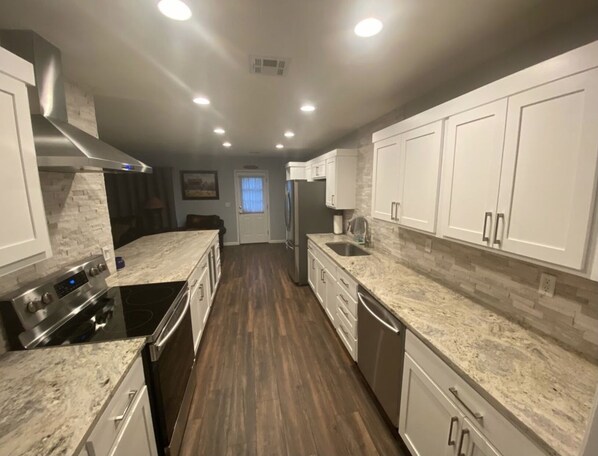 ثلاجة، ميكروويف، فرن، موقد طهي مسطح