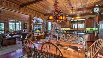House, 4 Bedrooms | Private kitchen | Fridge, oven, coffee/tea maker, toaster