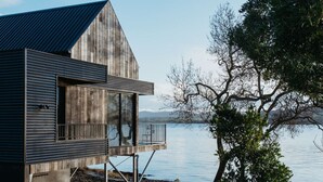 A modern wooden house with a balcony overlooking a lake. - Deviot Boat House - romantic, absolute waterfront (Deviot)