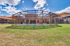 Alberca al aire libre y alberca climatizada