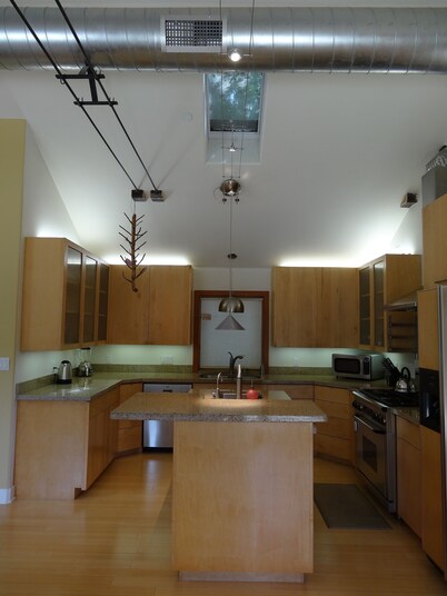 Wonderful Retreat Home On 1/2 Acre In Agoura Hills , Close To Malibu Beaches &